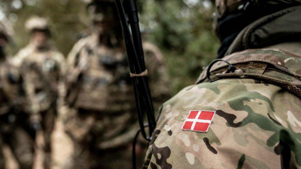 デンマーク政府は13日、徴兵の対象に女性も含める方針を発表した。また、兵役の期間も延長する。
さらに、北大西洋条約機構（NATO）における防衛費目標を達成するため、今後5年間で60億ドル近くの防衛